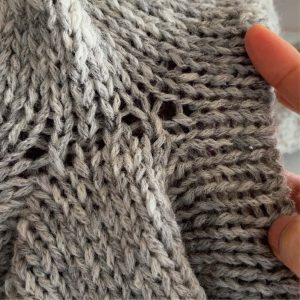 【みんなのセーター】袖下の穴を小さくする裏技をご紹介！！