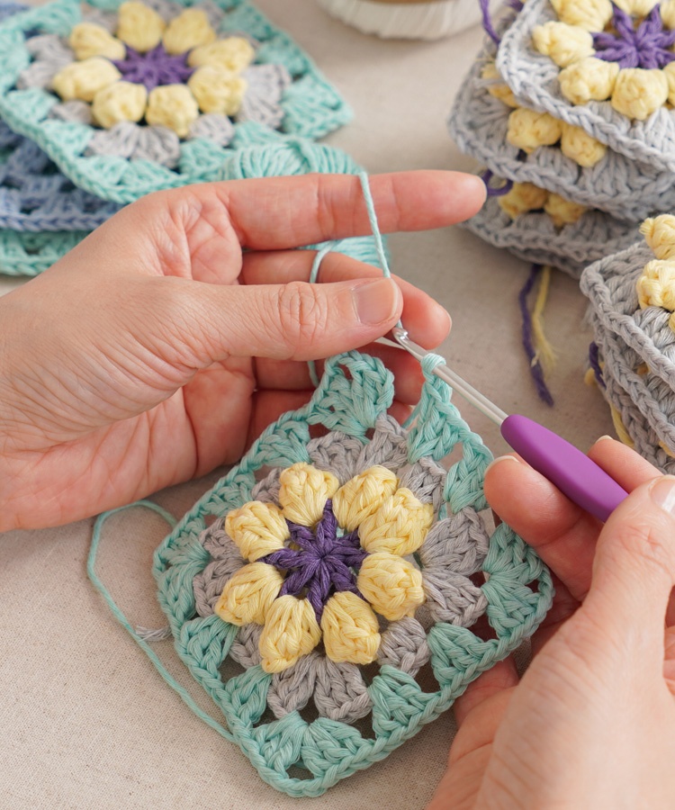 チャティリサイクルコットンは軽やかに編める並太糸です。春夏にぴったりのパステルカラー。モチーフ編みを編んでいるイメージ。