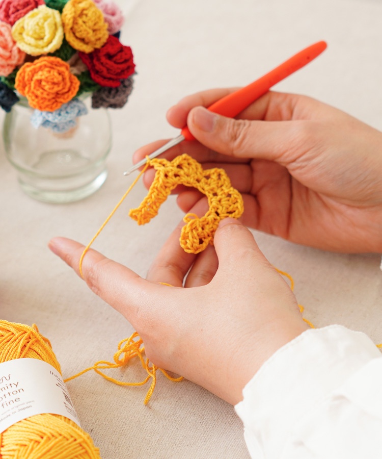 Knitworm Amity cotton fine アミティコットンファイン 中細 25g(約80m) 全23色。コットン素材の手編み糸。編んでいるところ。