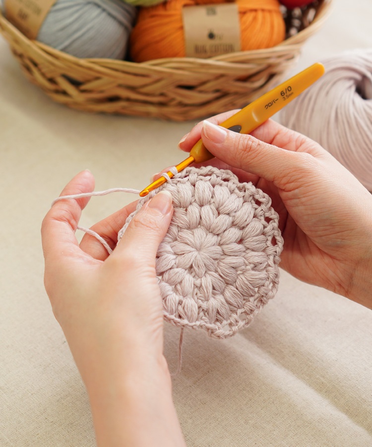 Knitworm HUG COTTON BABY ハグコットンベビー 並太 30g(約81m) 全14色。編んでいるところ。